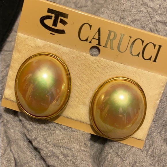 Carucci Jewelry - Oval Pearl earrings 💎🎀